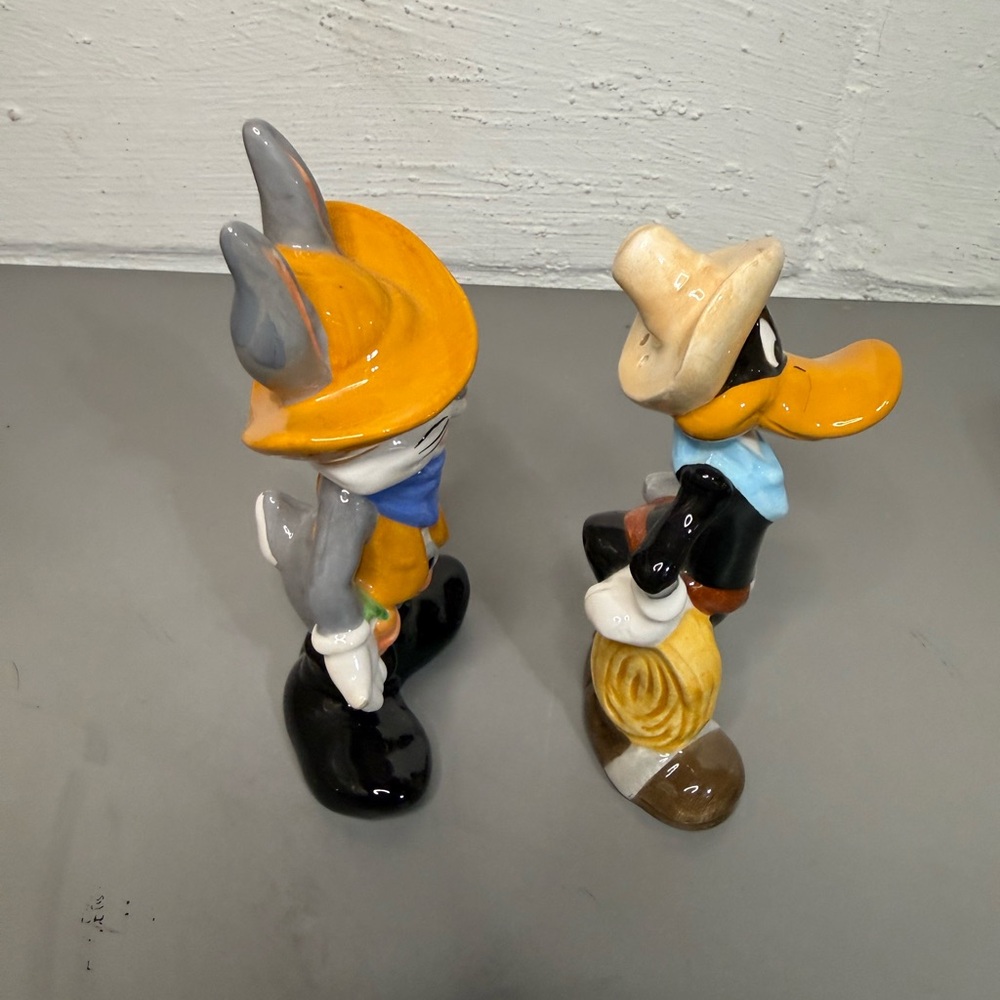 VINTAGE 1993 BUGS BUNNY AND DAFFY DUCK SALT AND PEPPER SHAKERS - Picture 4 of 6